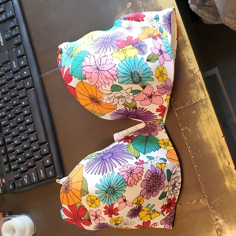 NEW Cacique 40DDD bra. FLORAL PATTERN